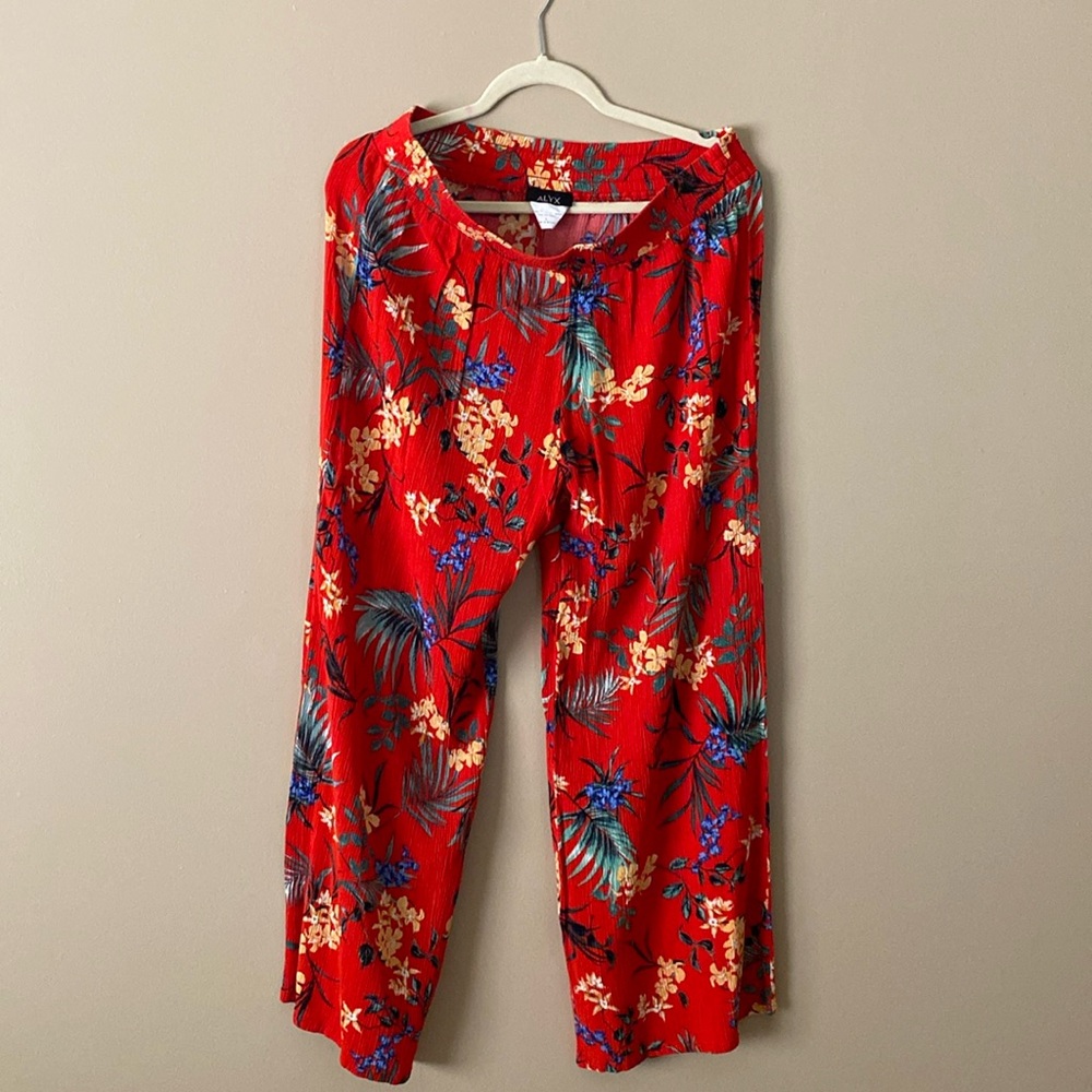 Tropical print casual pants.